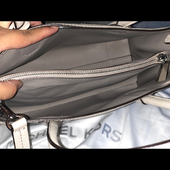 SOLD! MK Pebbled Leather Mercer Tote w/Gift - Picture 5 of 7